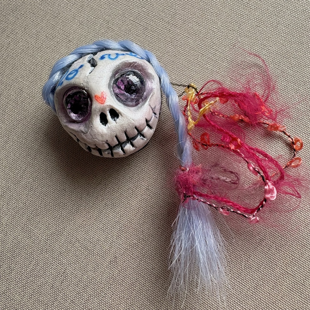 『ケッキョクLOVEやん』シリーズ ガイコツブローチ•ミツアミ