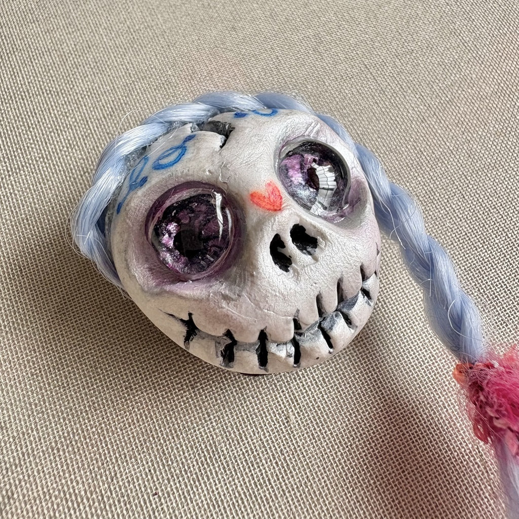 『ケッキョクLOVEやん』シリーズ   ガイコツブローチ•ミツアミ