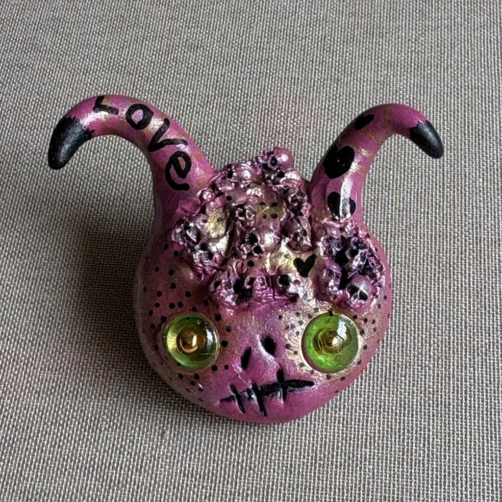 『ケッキョクLOVEやん』シリーズ  ガイコツブローチ•ツノツノ