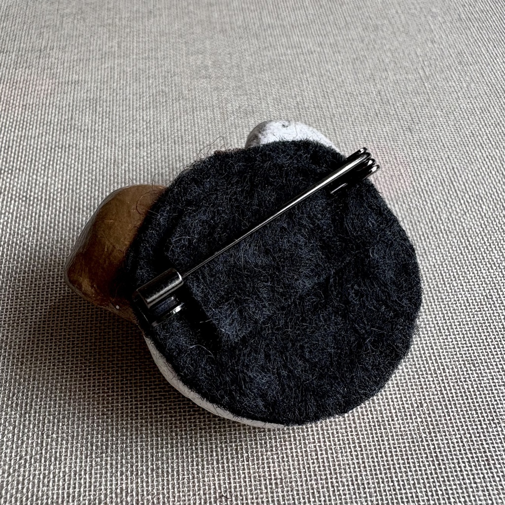 『ケッキョクLOVEやん』シリーズ ガイコツブローチ•オッドアイ