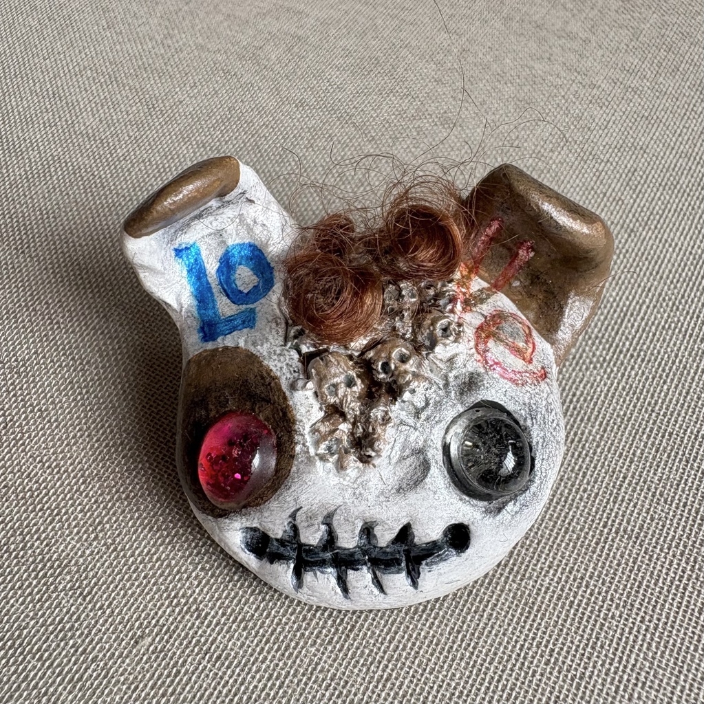 『ケッキョクLOVEやん』シリーズ  ガイコツブローチ•オッドアイ