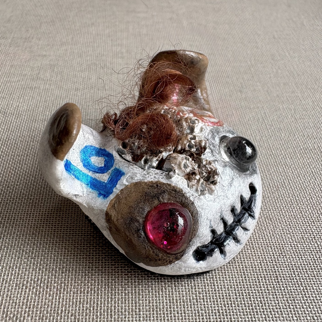 『ケッキョクLOVEやん』シリーズ ガイコツブローチ•オッドアイ