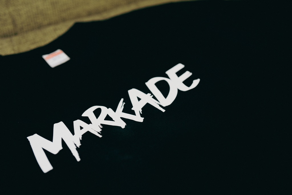 MARKADE オリジナルブランドロゴTシャツ