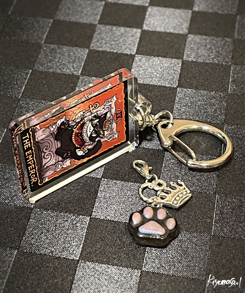 【猫のタロットシリーズ vol.2】アクリルキーホルダー「皇帝」(※肉球付き)