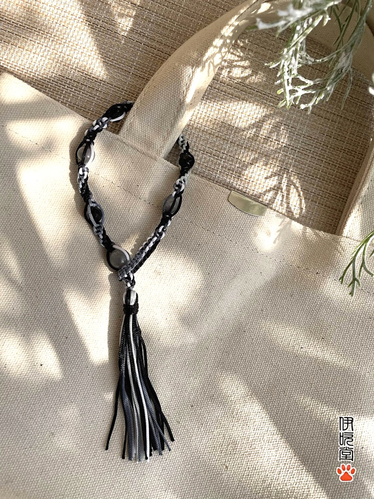 静けさの中に芯を宿す 結び護符ブレスレット【白影 -はくえい-】
