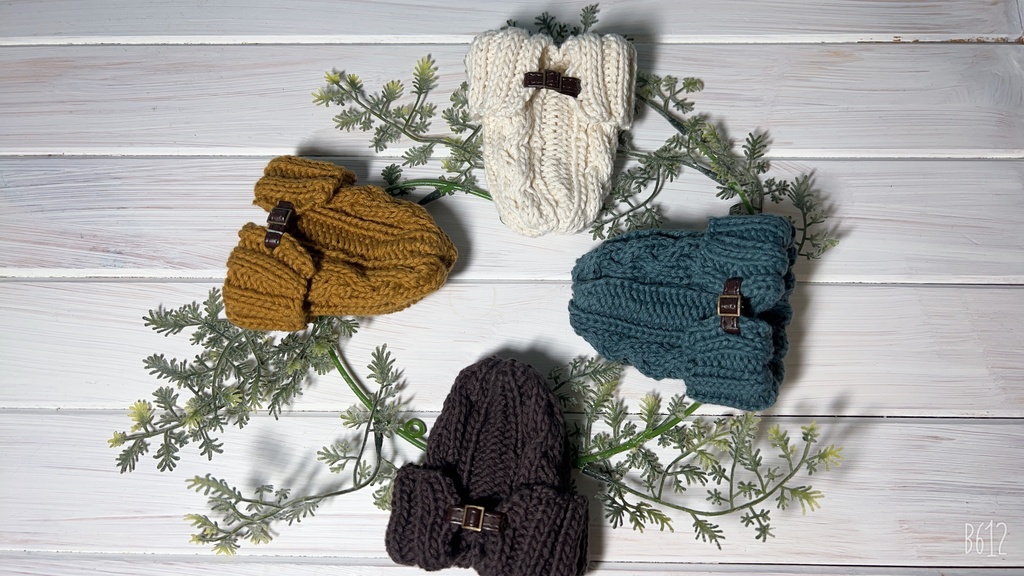 三つ編みケーブルニット帽    (ぬい10cmsize/送料別)