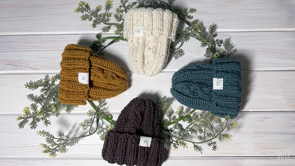 三つ編みケーブルニット帽    (ぬい10cmsize/送料別)