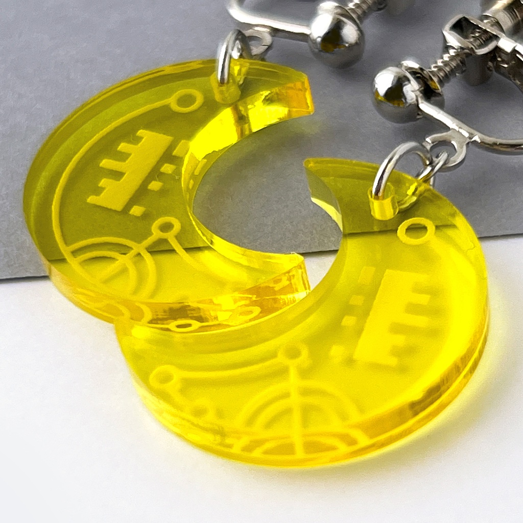 【moon】ピアス・イヤリング|アクリルアクセサリー ユニーク|三日月|個性的|かっこいい|黄色|クリア|軽い|透明|デジタル