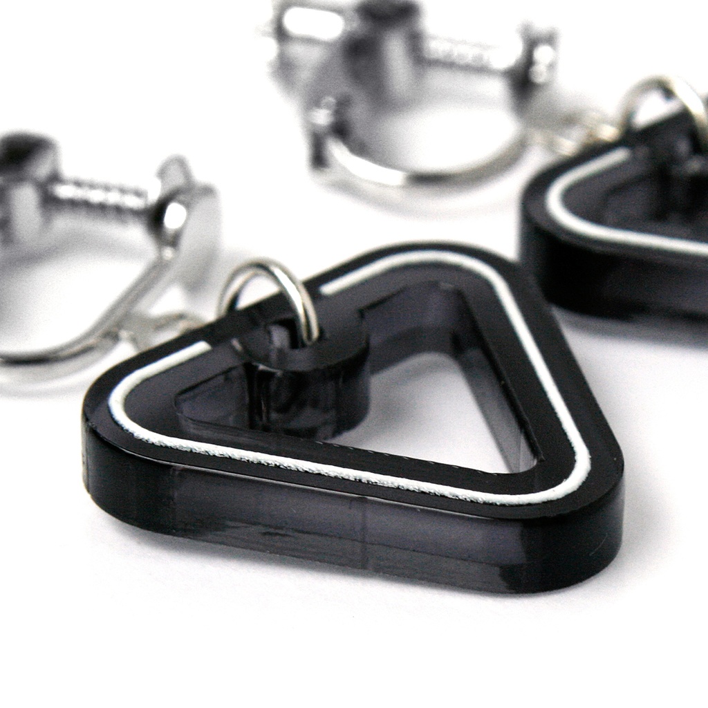 【delta_brack】ピアス・イヤリング│アクリルアクセサリー│││ユニーク│ストリート系│メンズ│カッコイイ│三角│揺れる│モード系