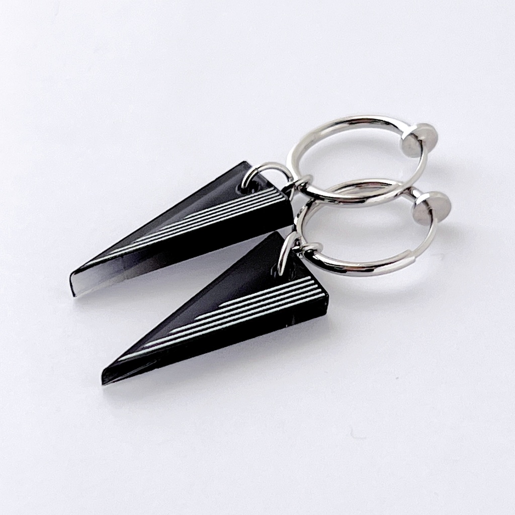 【spice_black】ピアス・イヤリング|アクリルアクセサリー||ユニーク|ストリート系|メンズ|カッコイイ|三角|揺れる|モード系|黒