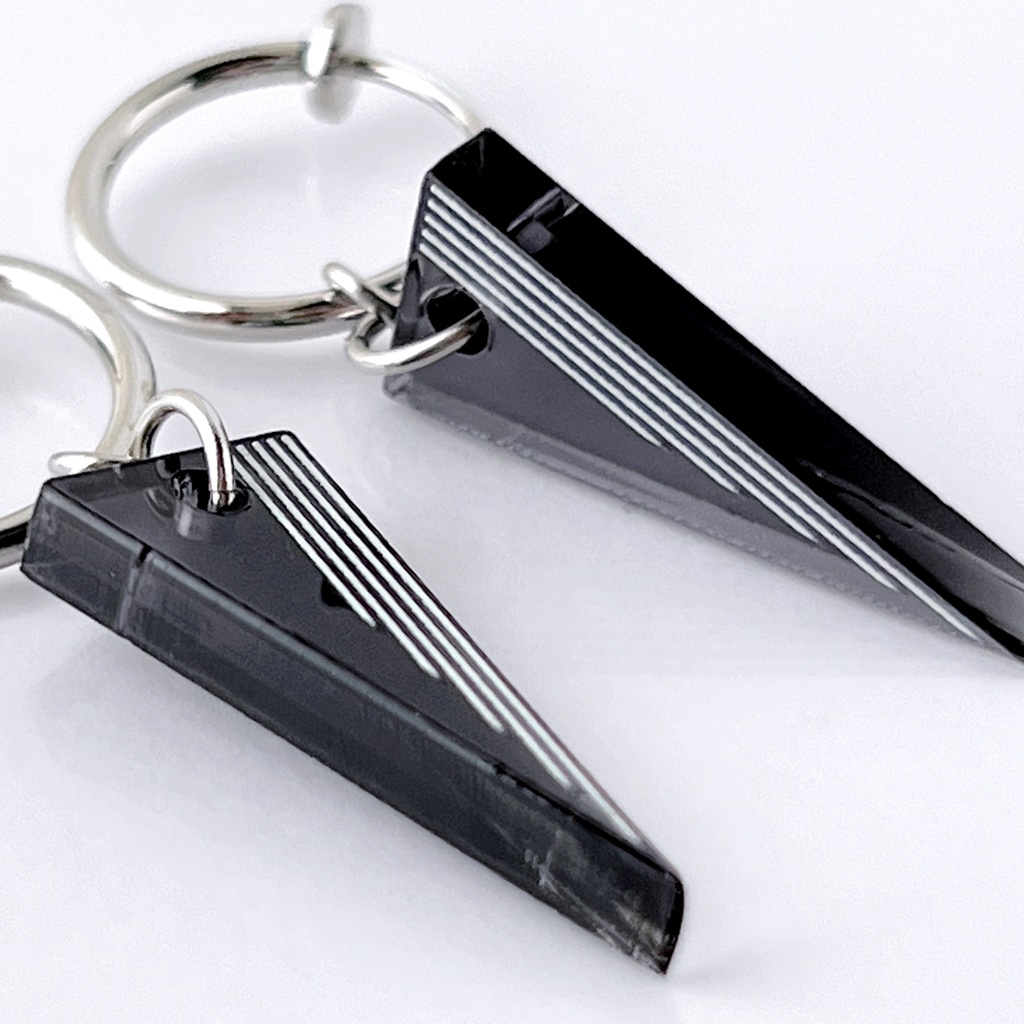 【spice_black】ピアス・イヤリング|アクリルアクセサリー||ユニーク|ストリート系|メンズ|カッコイイ|三角|揺れる|モード系|黒