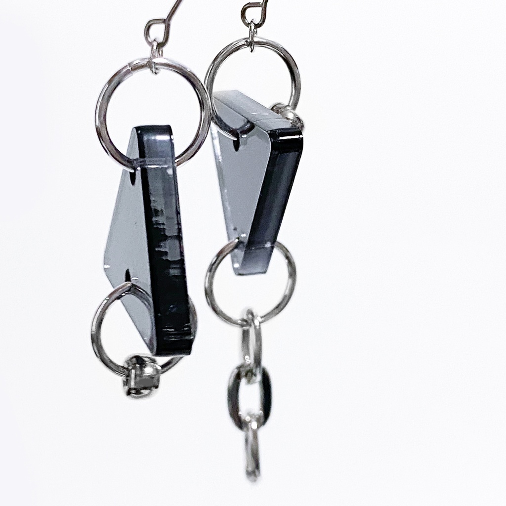 【chain_triangle】ピアス・イヤリング│アクリルアクセサリー│││ユニーク│三角│モード系│ストリート系│チェーン