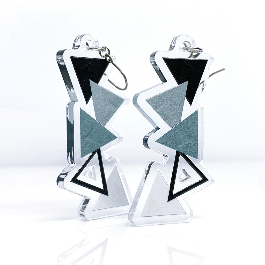 【ランダムトライアングル/mono】ピアス・イヤリング|アクリルアクセサリー|||ユニーク|個性的|カッコイイ|メンズ|三角|黒