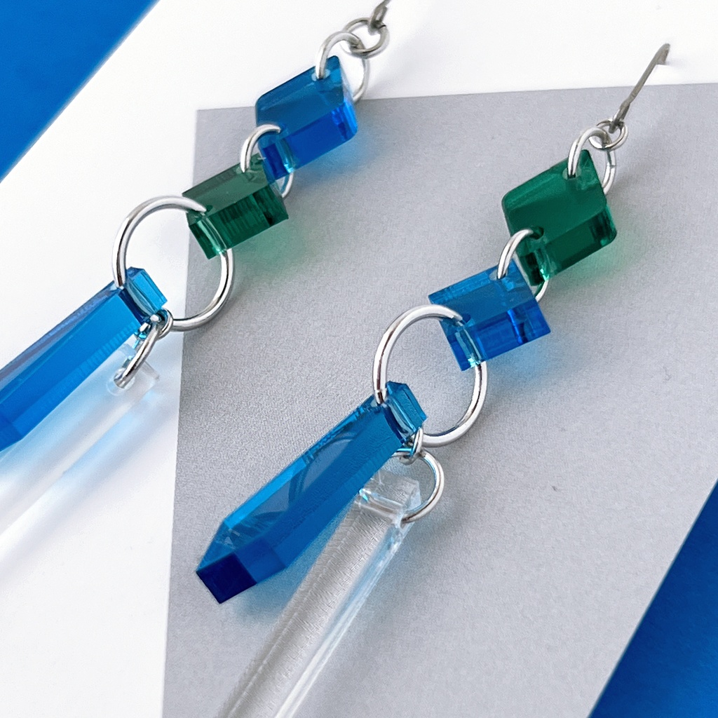 【Bit by Bit/030】ピアス・イヤリング|||アクリルアクセサリー|デジタル|ユニーク|きらきら|グリーン|ブルー|幾何学|夏|揺れる|透明|個性的|クリア|ロング|テック|ポップ|ひし形