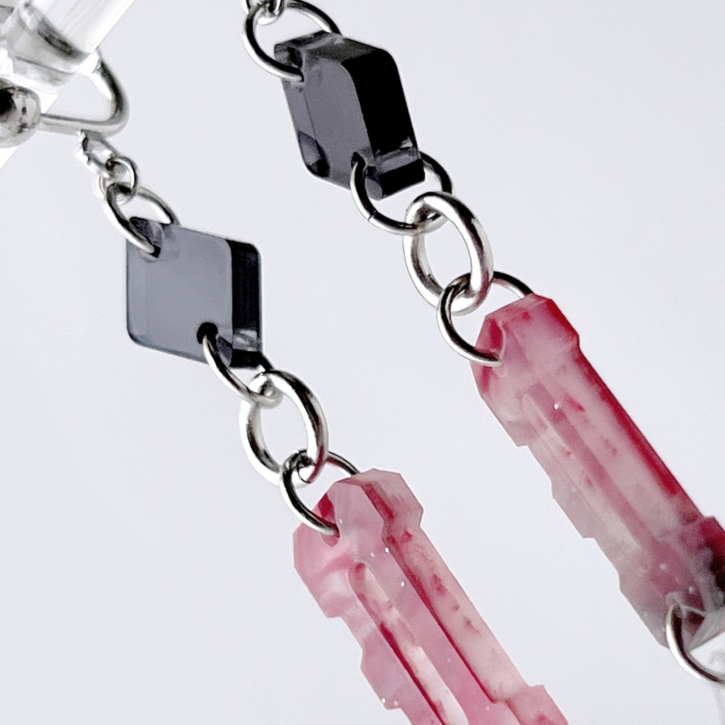 【Bit by Bit/035】ピアス・イヤリング|||アクリルアクセサリー|デジタル|ユニーク|きらきら|赤|ブラック|ひし形|幾何学|夏|揺れる|透明|個性的|クリア|ロング|軽い|ポップ|テック