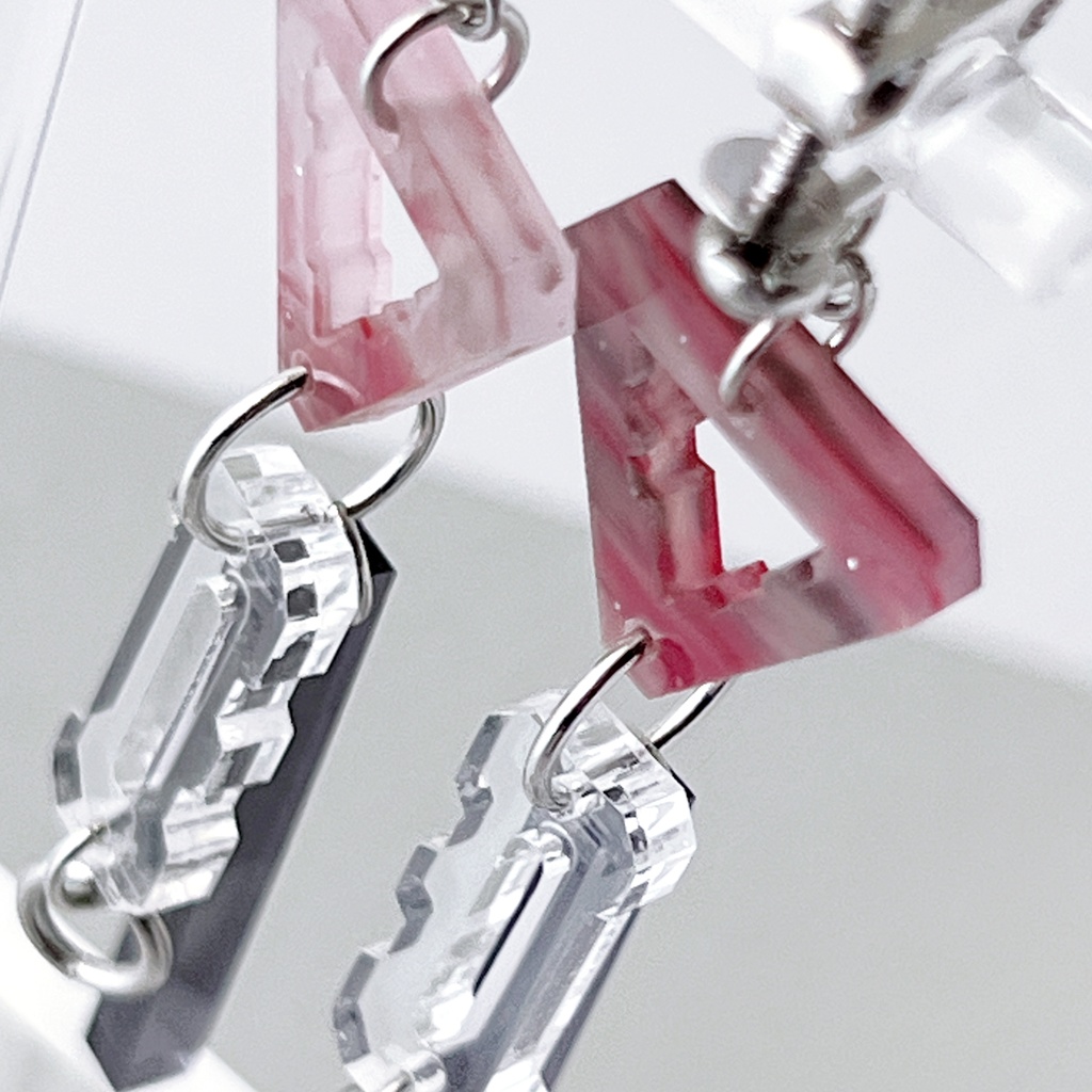 【Bit by Bit/036】ピアス・イヤリング|||アクリルアクセサリー|デジタル|ユニーク|きらきら|赤|ブラック|三角|幾何学|夏|揺れる|透明|個性的|クリア|ロング|ポップ|テック