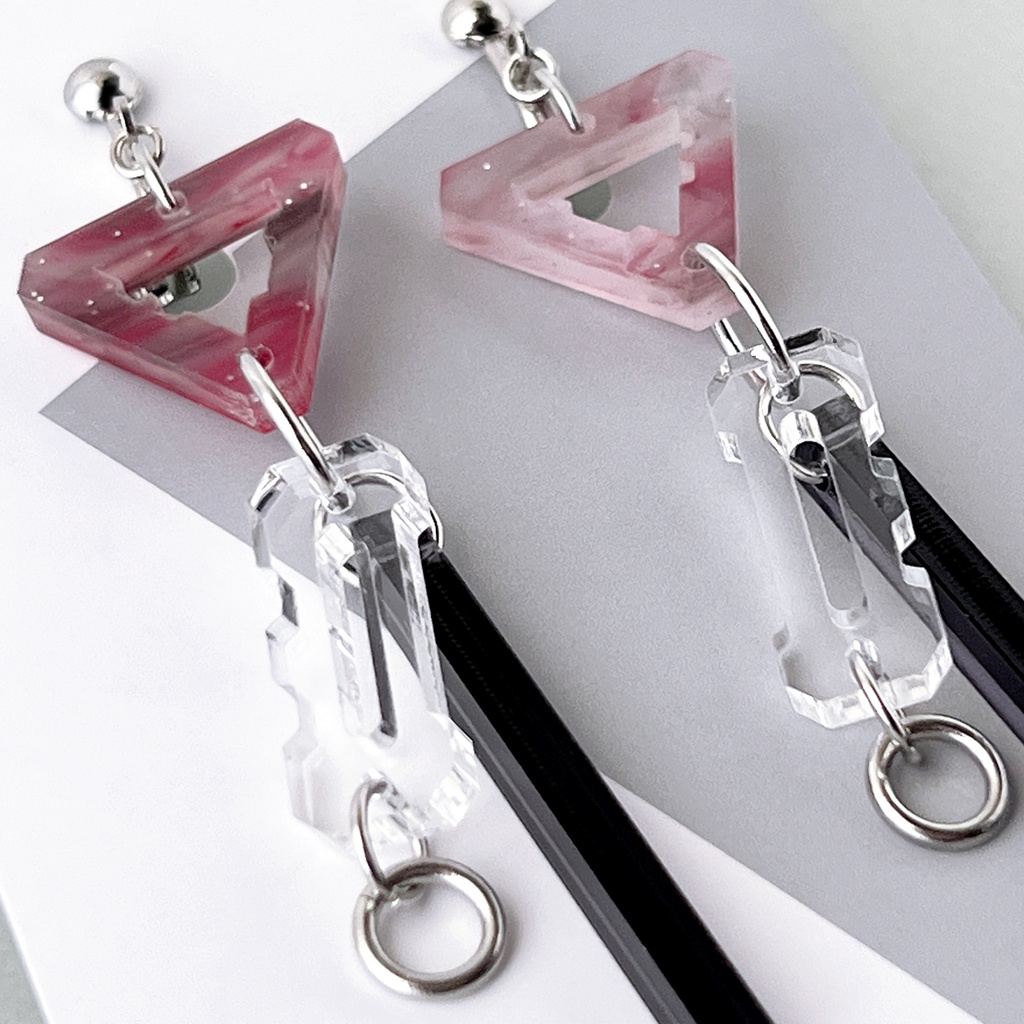 【Bit by Bit/036】ピアス・イヤリング|||アクリルアクセサリー|デジタル|ユニーク|きらきら|赤|ブラック|三角|幾何学|夏|揺れる|透明|個性的|クリア|ロング|ポップ|テック