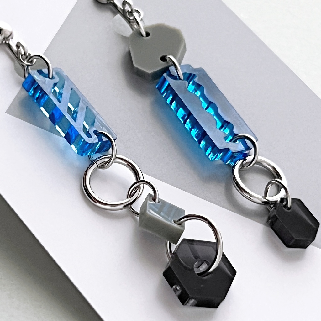 【Bit by Bit/132】ピアス・イヤリング|||アクリルアクセサリー|青|ブルー|ユニーク|幾何学|デジタル|揺れる|個性的|クリア|軽い|モード