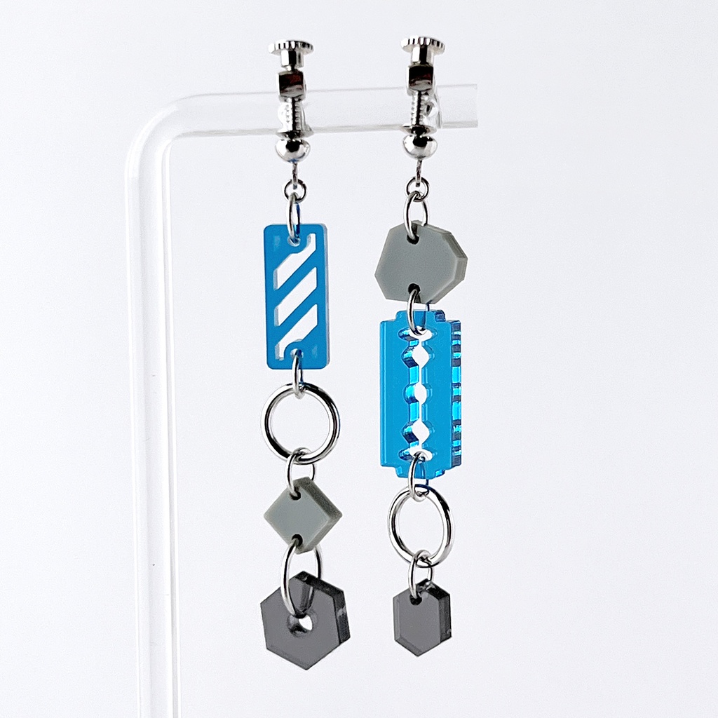 【Bit by Bit/132】ピアス・イヤリング|||アクリルアクセサリー|青|ブルー|ユニーク|幾何学|デジタル|揺れる|個性的|クリア|軽い|モード