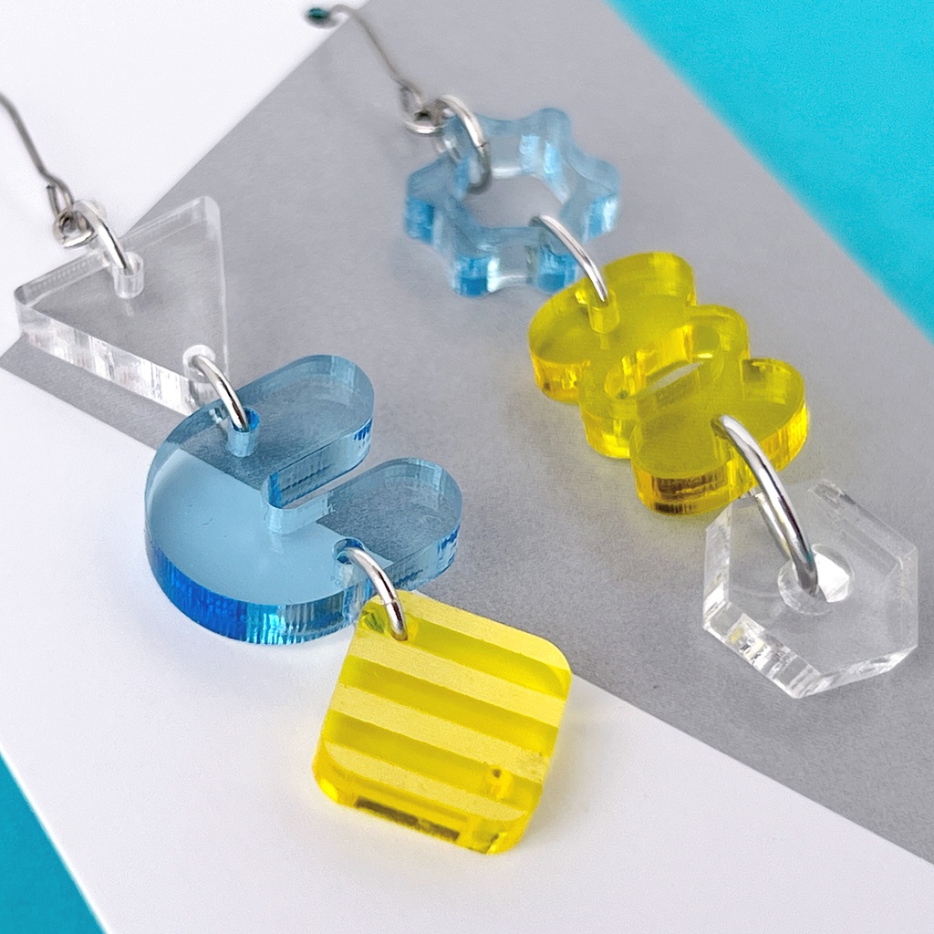 【Bit by Bit/184】ピアス・イヤリング|||アクリルアクセサリー|青|ブルー|水色|黄色|イエロー|ユニーク|幾何学|デジタル|揺れる|個性的|クリア|軽い|モード