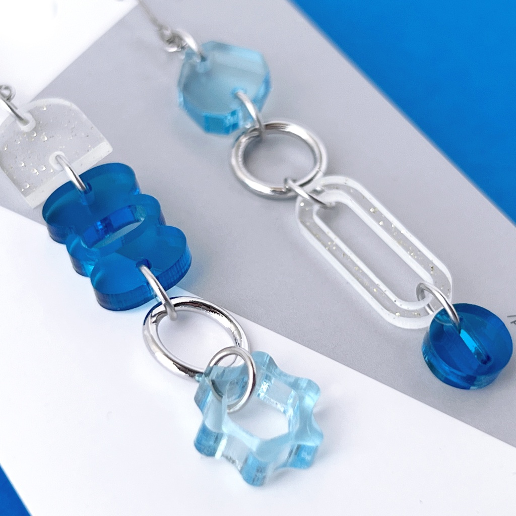 【Bit by Bit/195】ピアス・イヤリング|||アクリルアクセサリー|ブルー|青|三角|チェーン|ユニーク|幾何学|デジタル|揺れる|個性的|クリア|軽い|モード