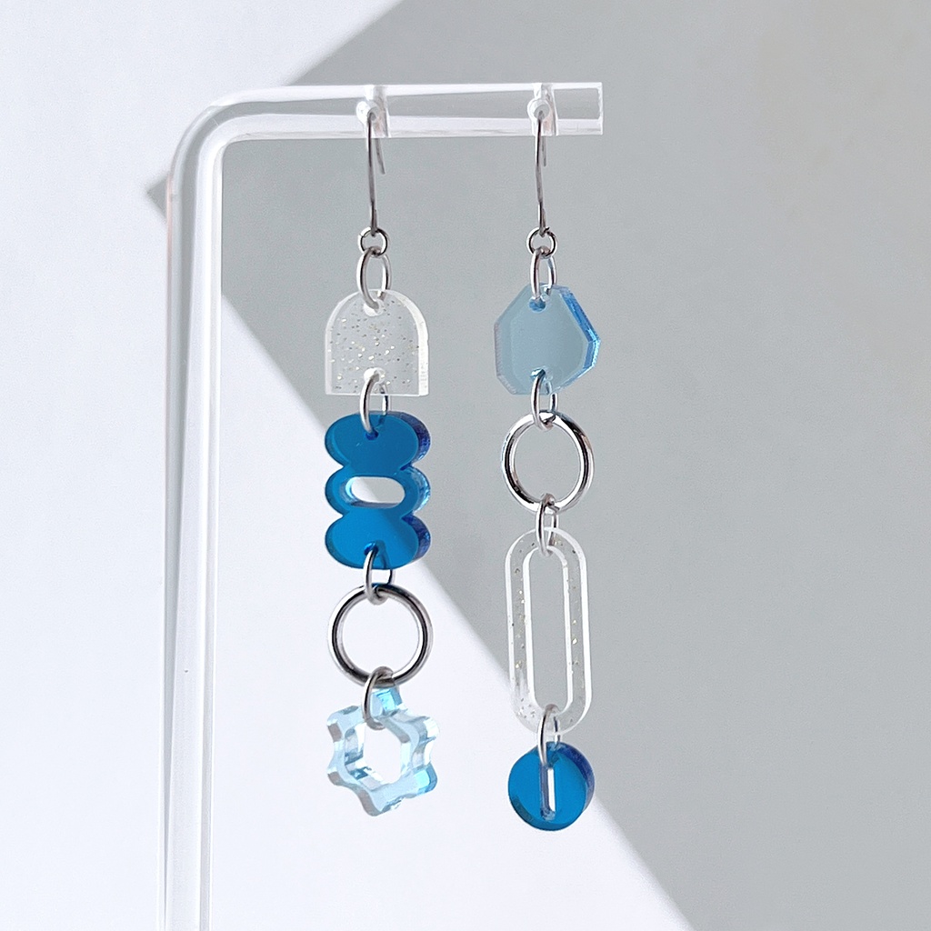 【Bit by Bit/195】ピアス・イヤリング|||アクリルアクセサリー|ブルー|青|三角|チェーン|ユニーク|幾何学|デジタル|揺れる|個性的|クリア|軽い|モード