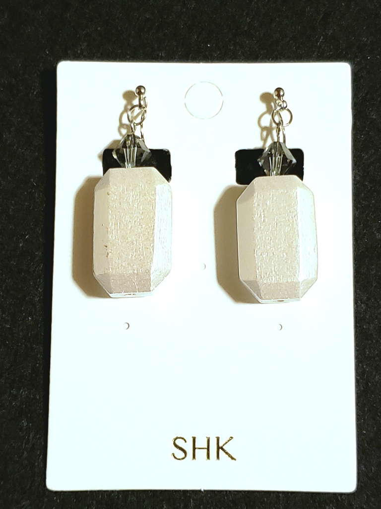 ホワイトウッドパールのノンホールピアス