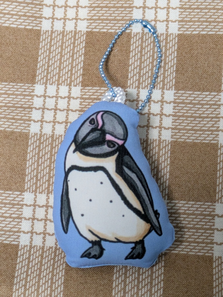 威嚇するケープペンギンのクッションキーホルダー