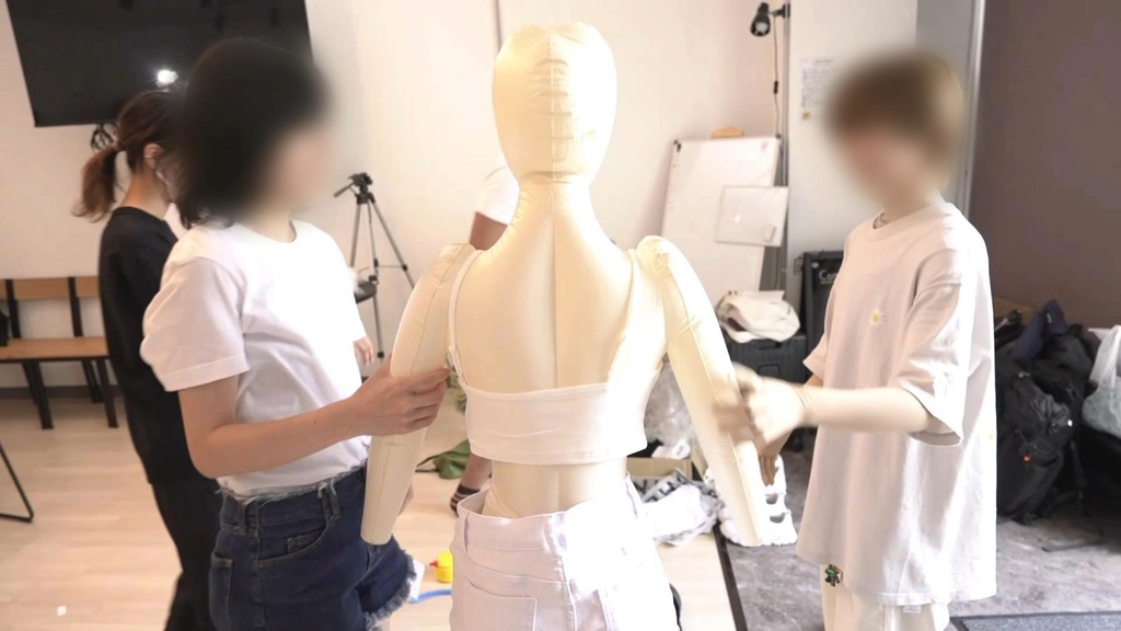 【オフショット】ショーウィンドウのトップモデル編