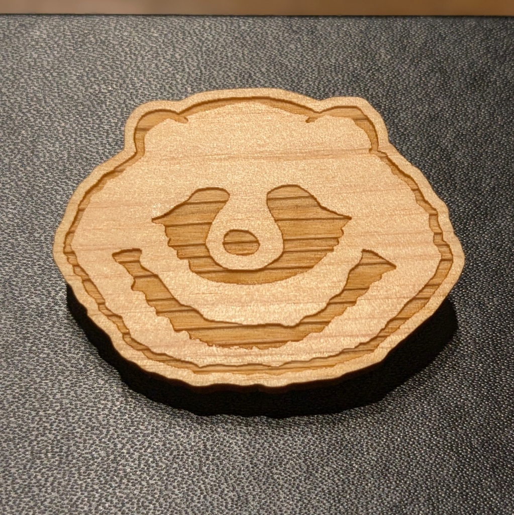 木製たぬきバッヂ
