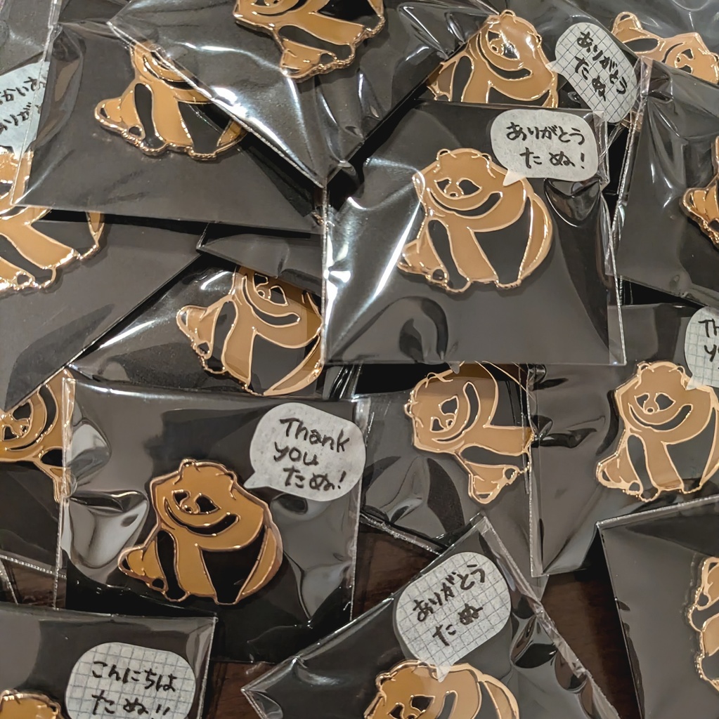 たぬ座りピンバッヂ