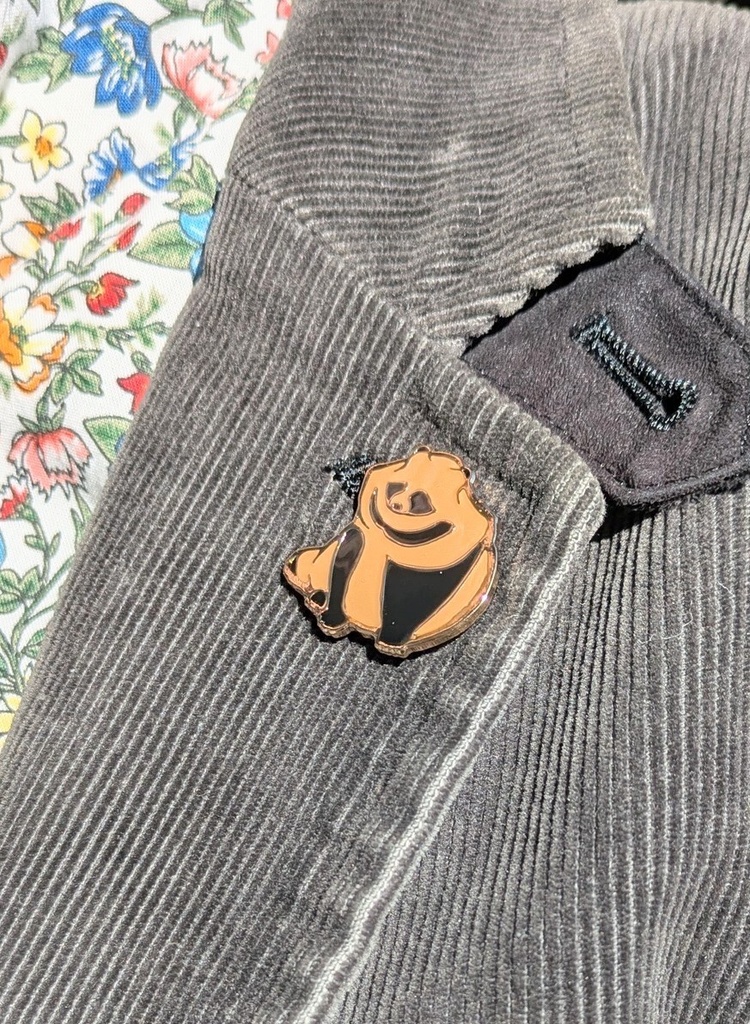 たぬ座りピンバッヂ