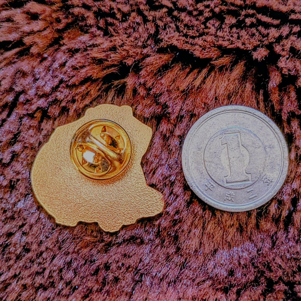 たぬ座りピンバッヂ