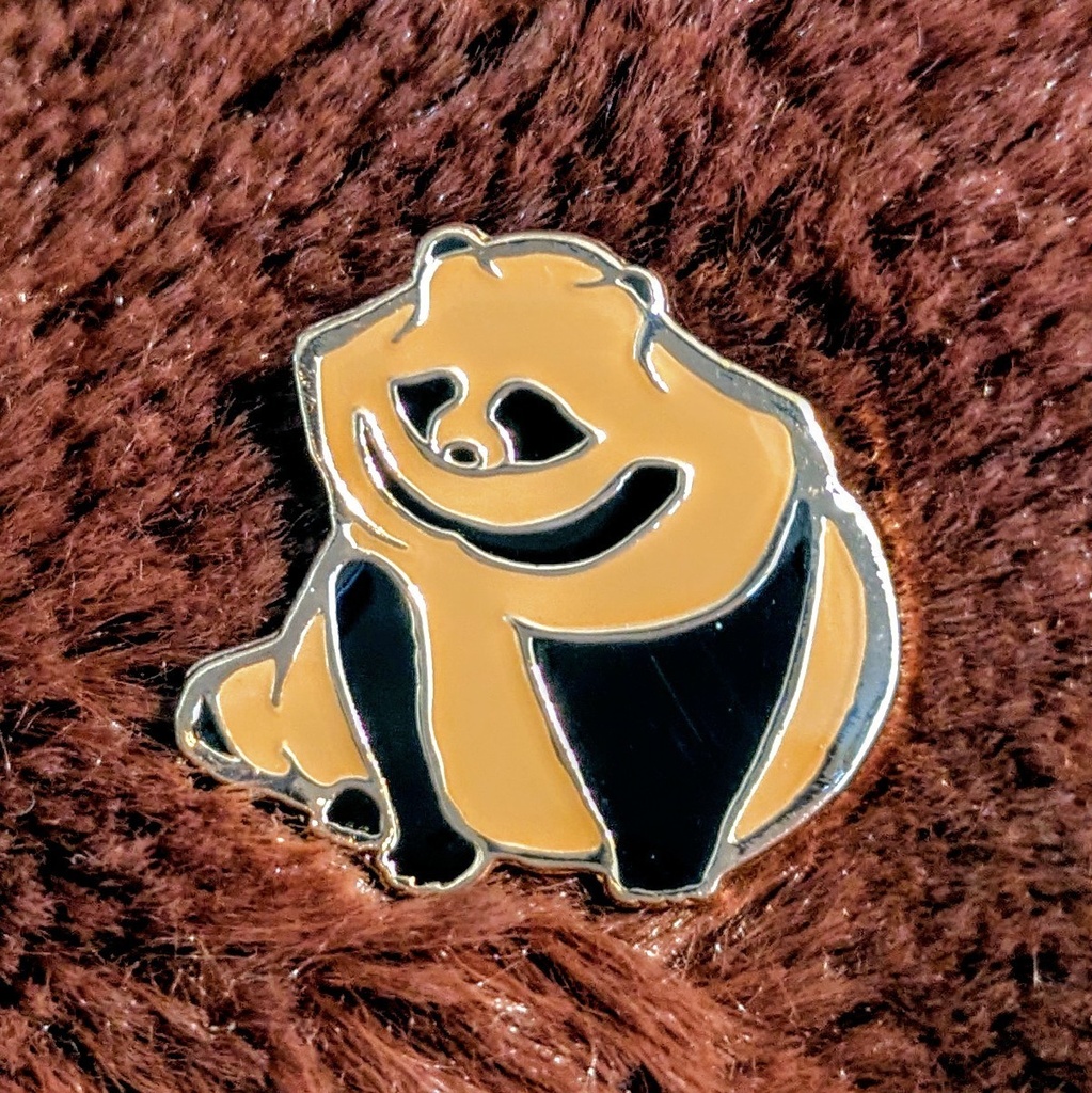 たぬ座りピンバッヂ