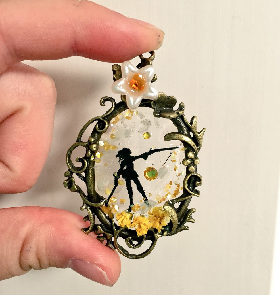 巴マミ シルエットネックレス