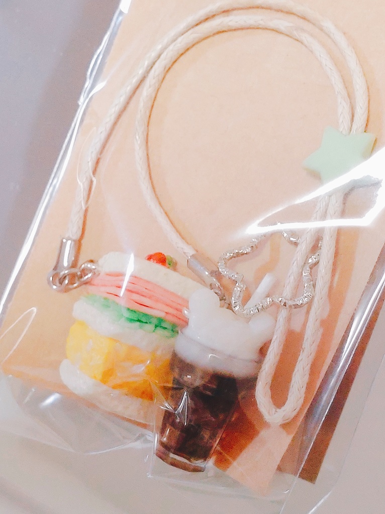 サンドイッチとアイスコーヒーのポシェット