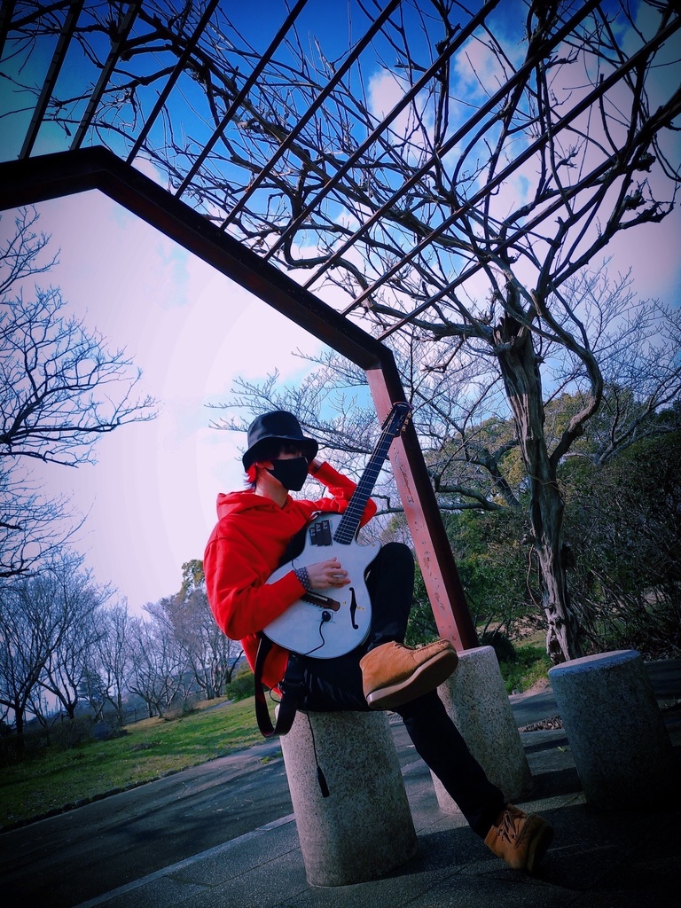 ろみヲ氏チェキ Ver.5 (手書き落書きメッセージ、サイン入りピック付き)/Romewo's Signed Polaroid (cheki) Ver.5 with handwritten message and signed Pick.(limited in quantity)