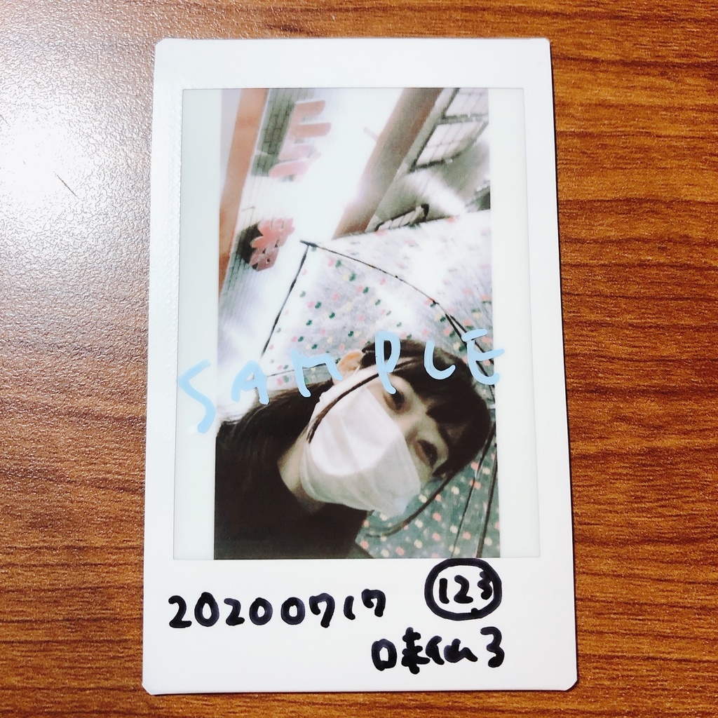 123 0717味仙の看板とツーショット自撮り なんの変哲もない一般人が普通の自撮りをチェキにして販売するサイト Booth