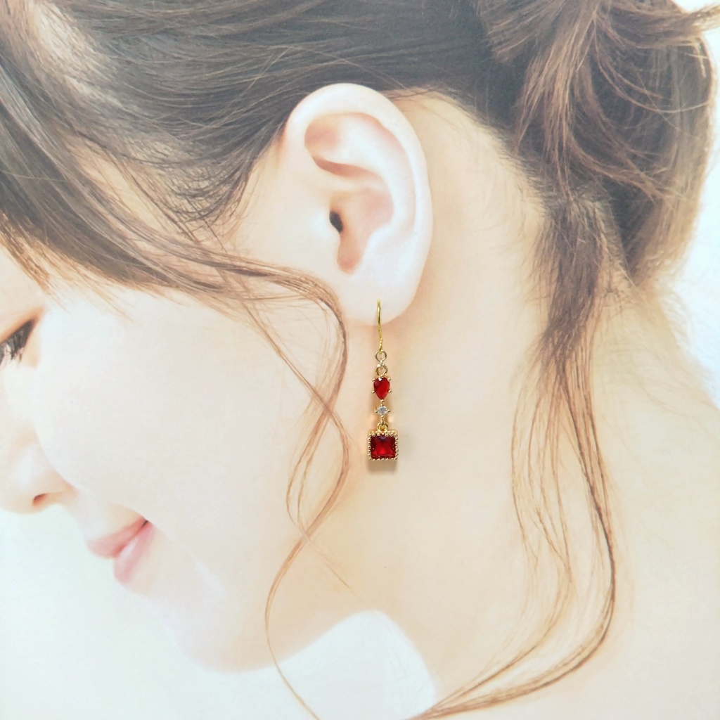 スクエアビジューの推しカラーピアス/イヤリング