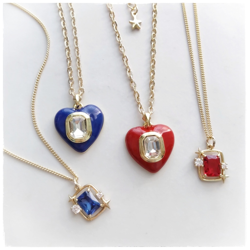 ビジューきらめくエナメル風ハートのネックレス