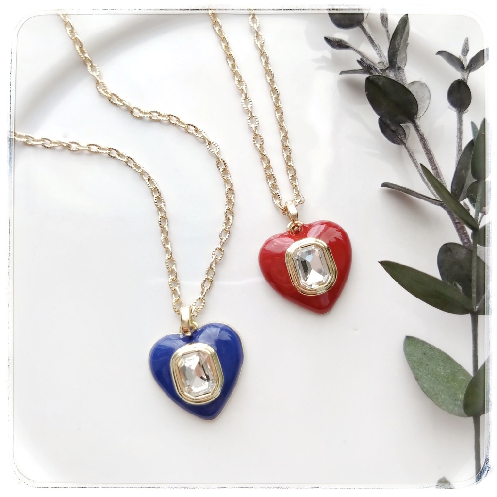 ビジューきらめくエナメル風ハートのネックレス