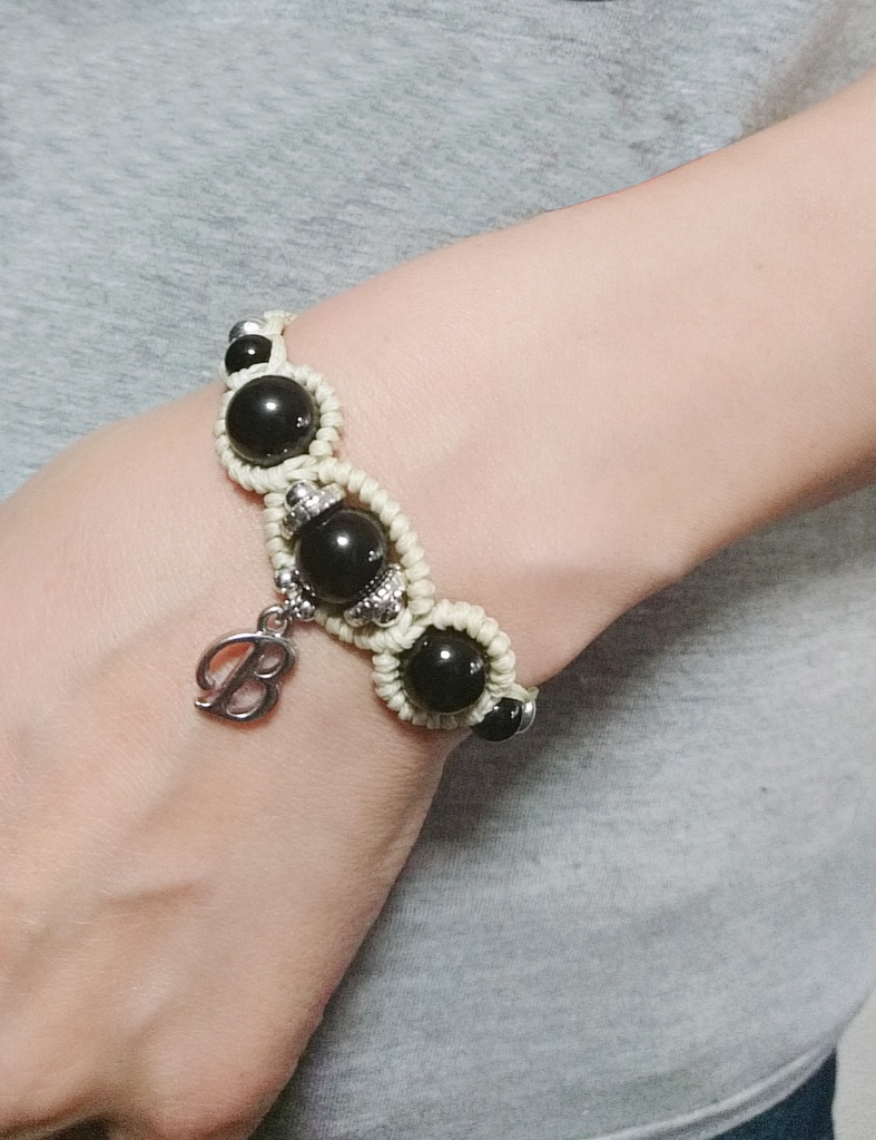 Bチャーム付きストーンブレスレット