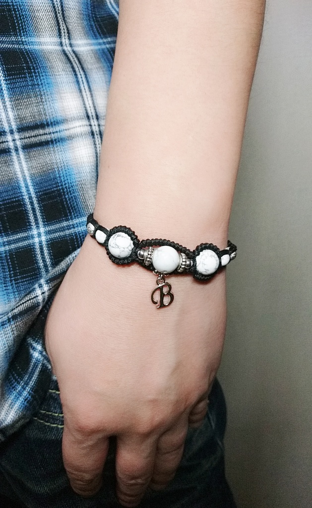 Bチャーム付きストーンブレスレット