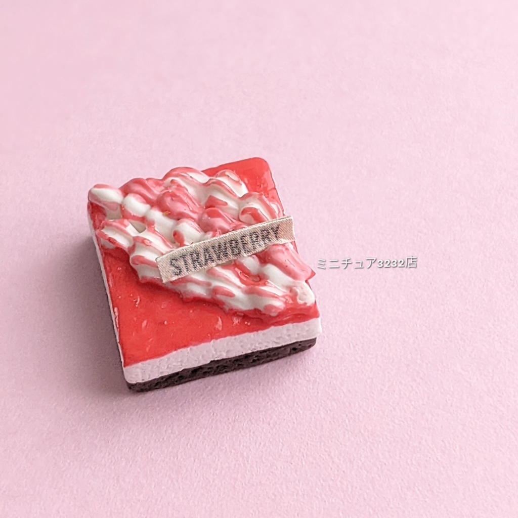 ミニチュアいちごムースケーキ