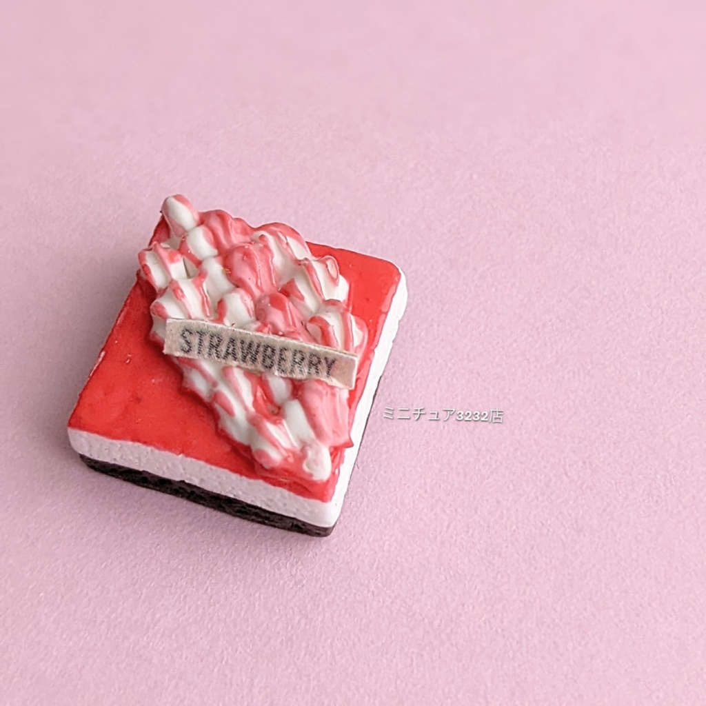 ミニチュアいちごムースケーキ