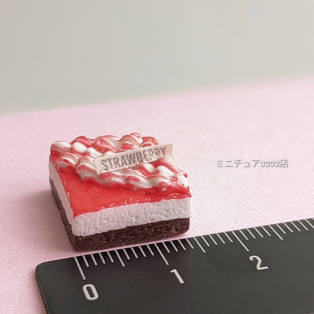ミニチュアいちごムースケーキ