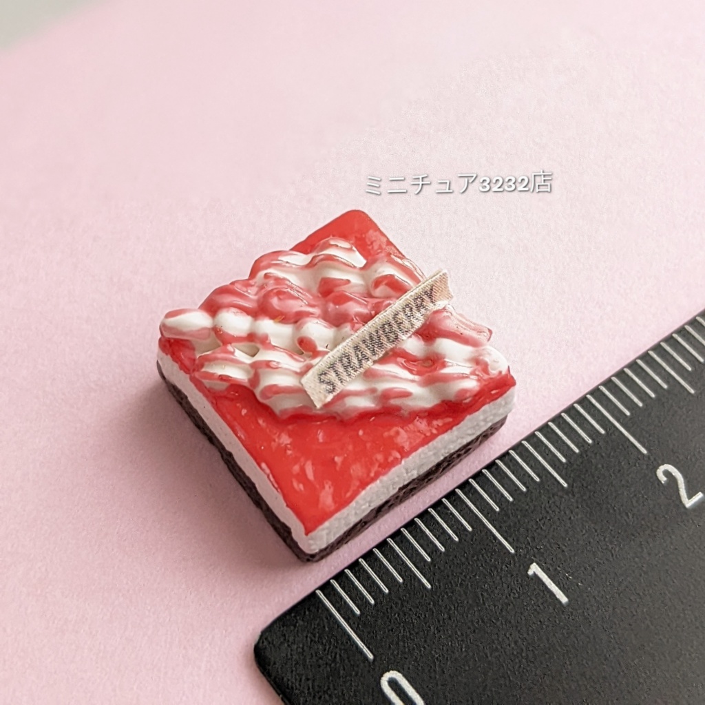 ミニチュアいちごムースケーキ
