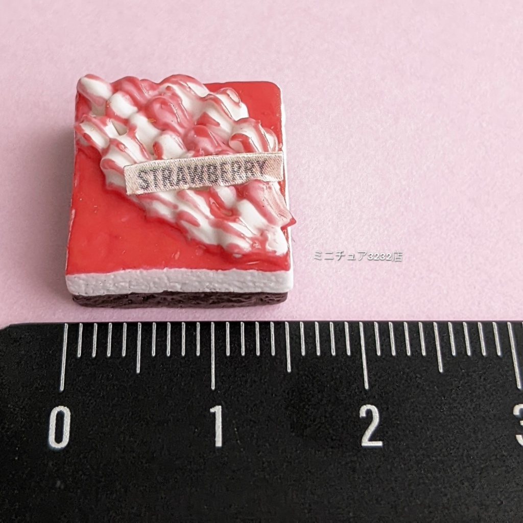 ミニチュアいちごムースケーキ