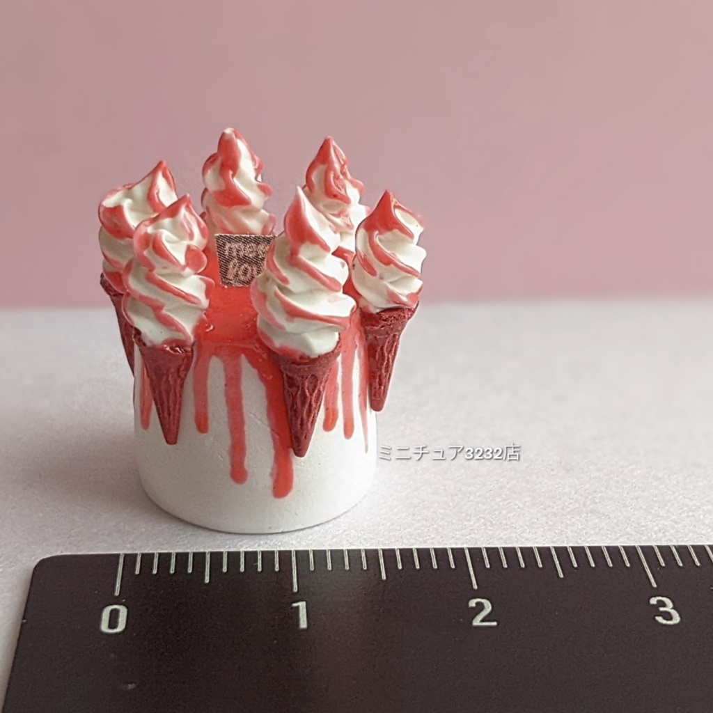 ミニチュアいちごソースドリップケーキ