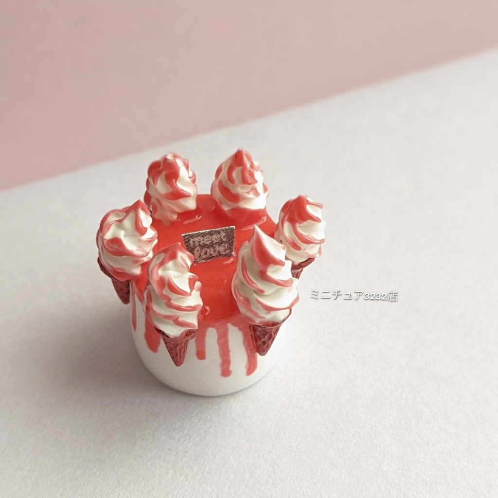 ミニチュアいちごソースドリップケーキ
